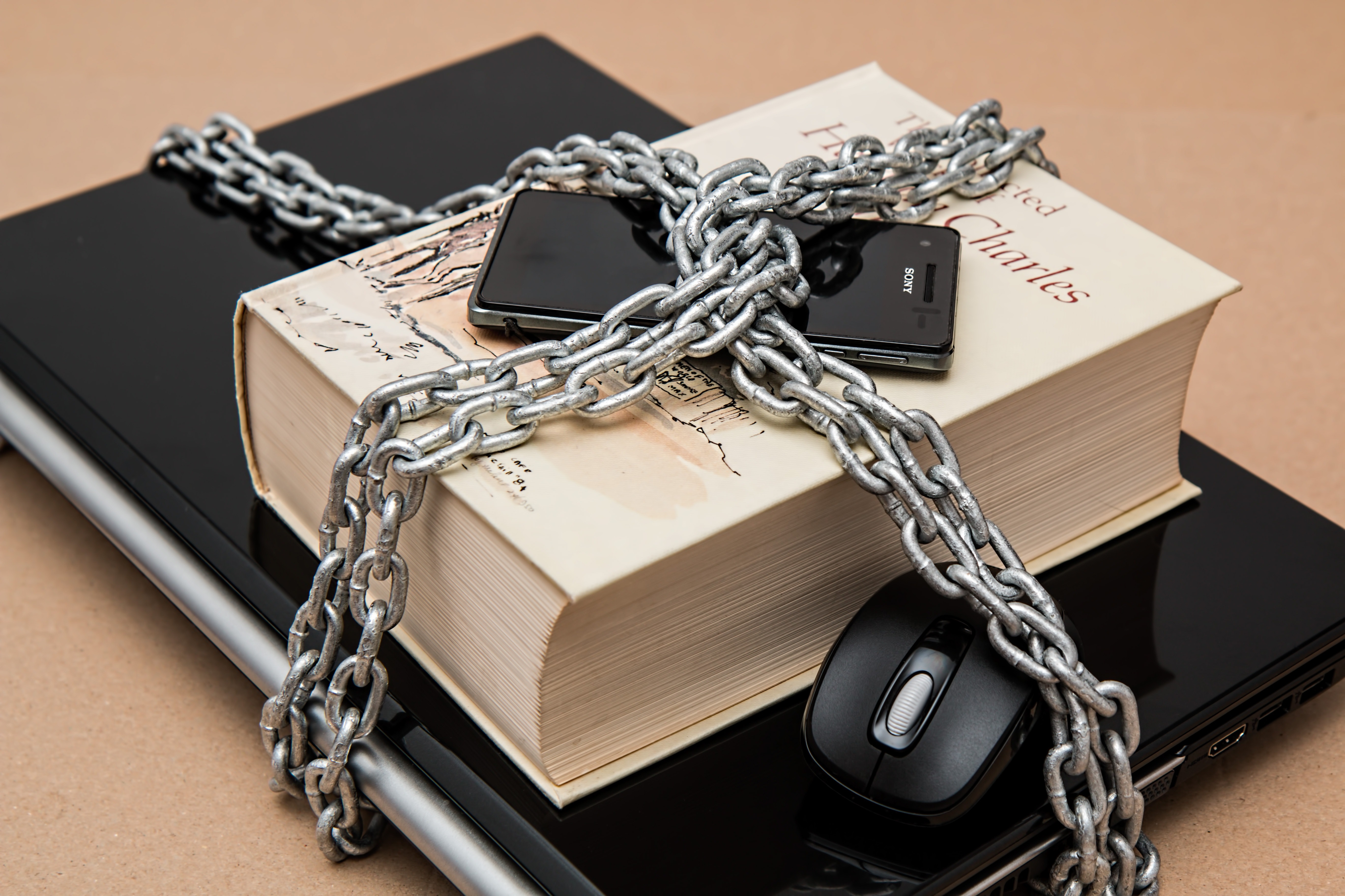 Computador amarrado con un candado y cadenas