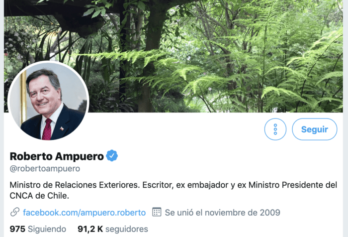 Encabezado y descripción de cuenta de twitter de Roberto Ampuero