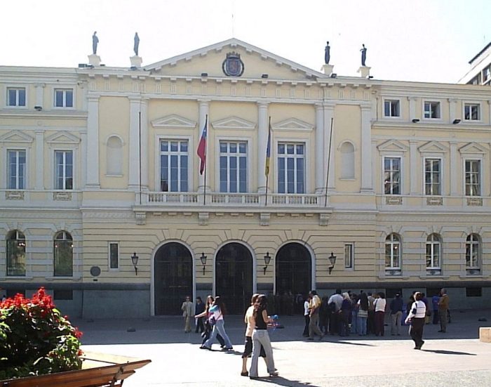 Foto del frontis del Municipio de Santiago año 2010