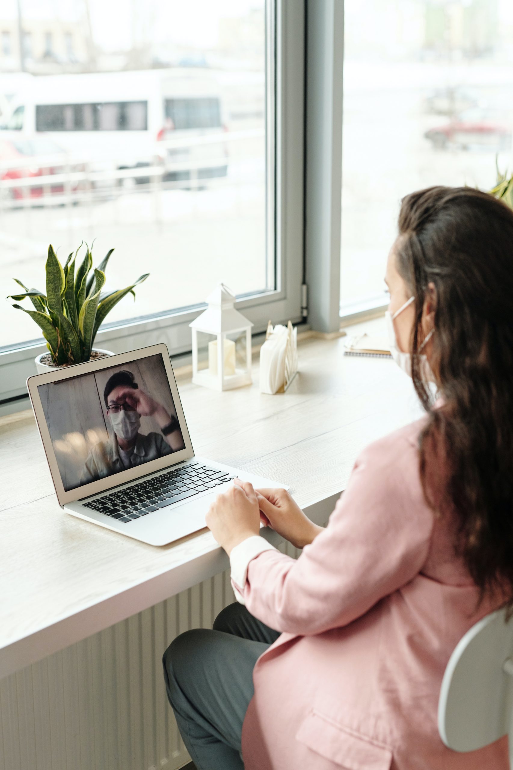 Persona frente a la pantalla en video conferencia