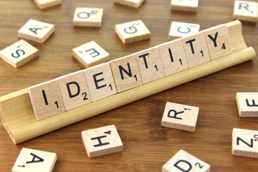 palabra Identity construida con letras de juego