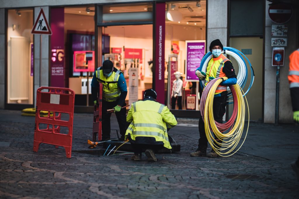 Personas instalando cables de Fibra Optica en ductos