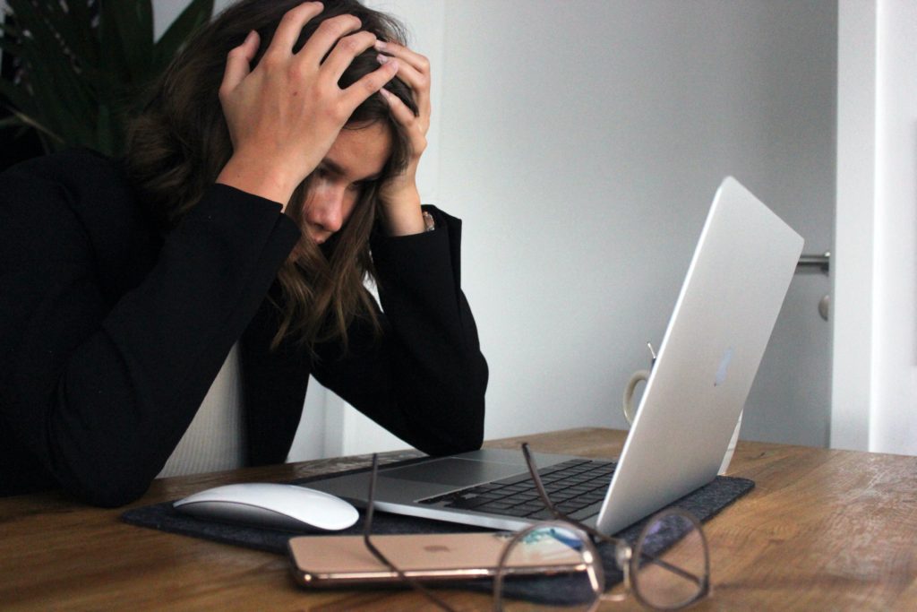 mujer desesperada frente al computador