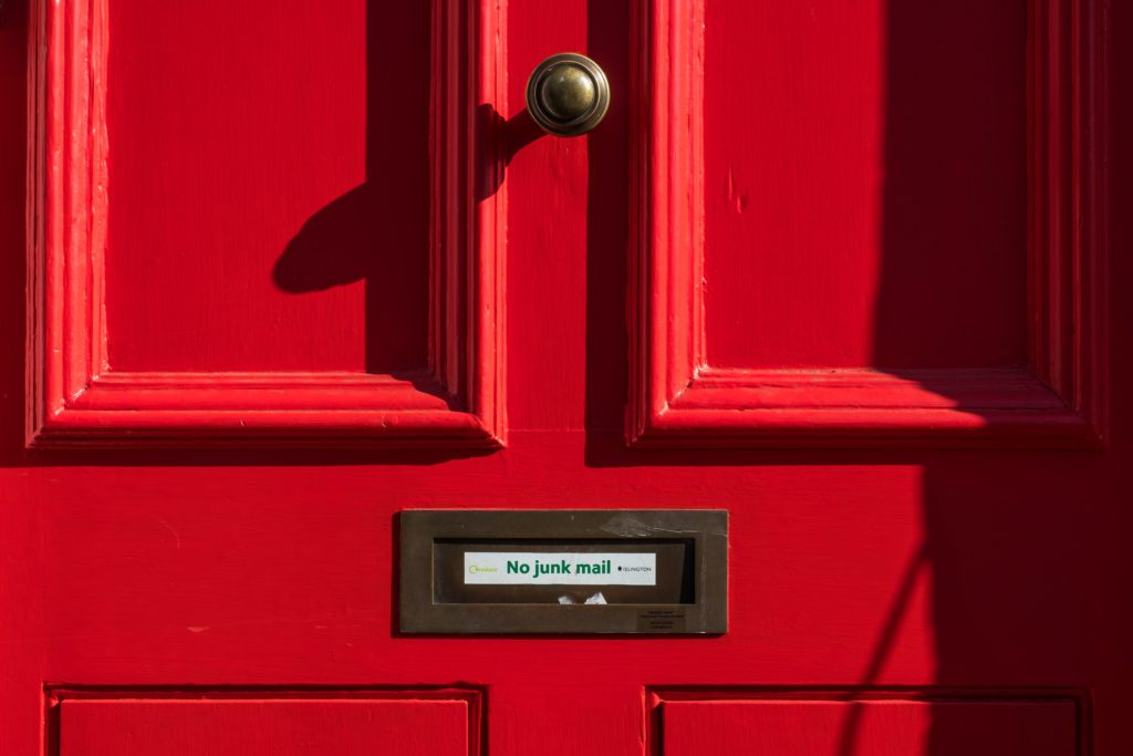 Puerta Roja con letrero No Junk Mail