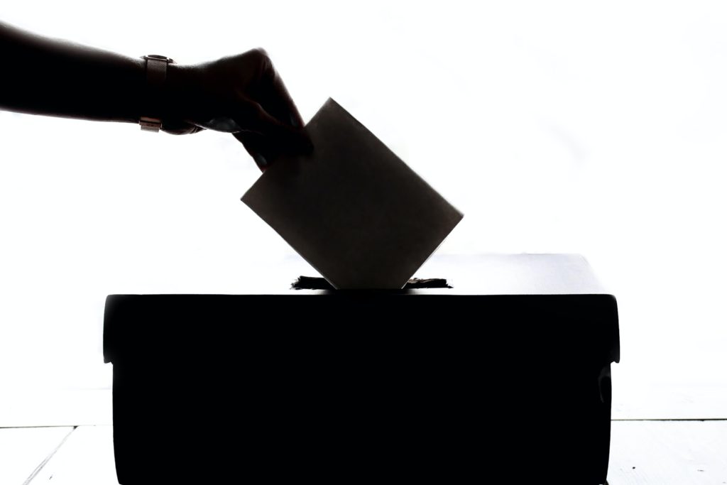 foto de persona votando en urna