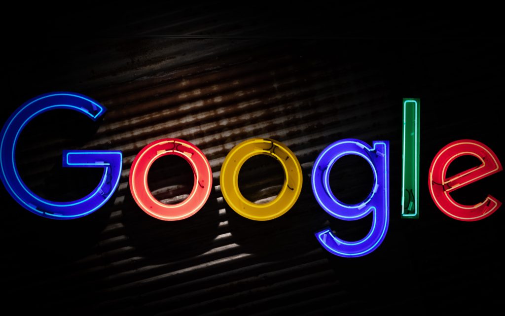 ¿Tiene sesgos la función autocompletar de Google?