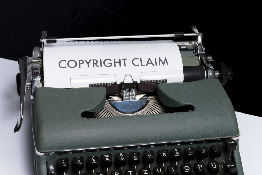 máquina de escribir con protesta por el derecho de autor