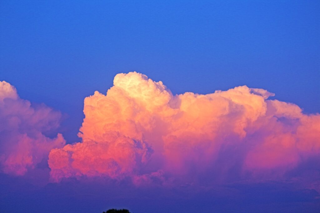 atardecer de nubes en el horizonte